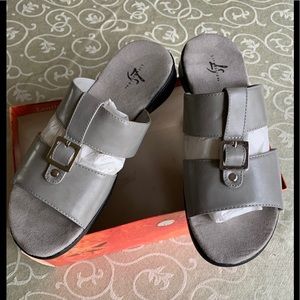 . Gray Lifestrides Sandal NWOT